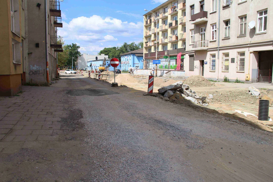 Kolejny objazd, który jest poprowadzony... chodnikiem