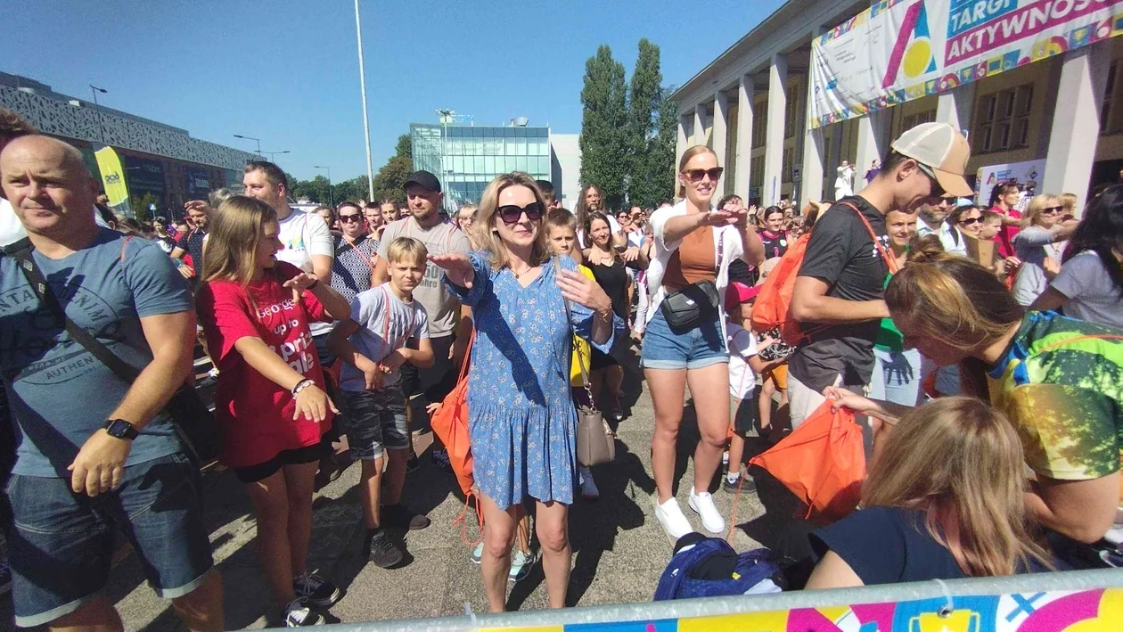 Prawie 700 osób zatańczyło macarenę przed halą sportową! Rekord Polski został pobity [zdjęcia] - Zdjęcie główne