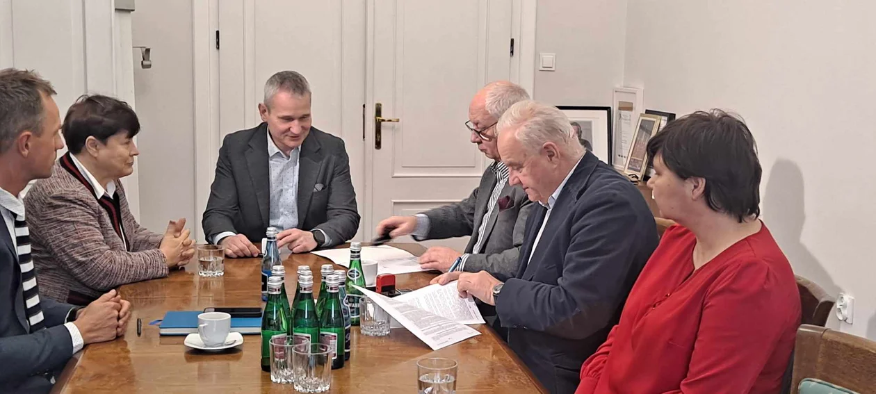 Podpisanie umów na organizację Pucharów Świata w Poznaniu odbyło się w gabinecie prezydenta Jędrzeja Solarskiego
