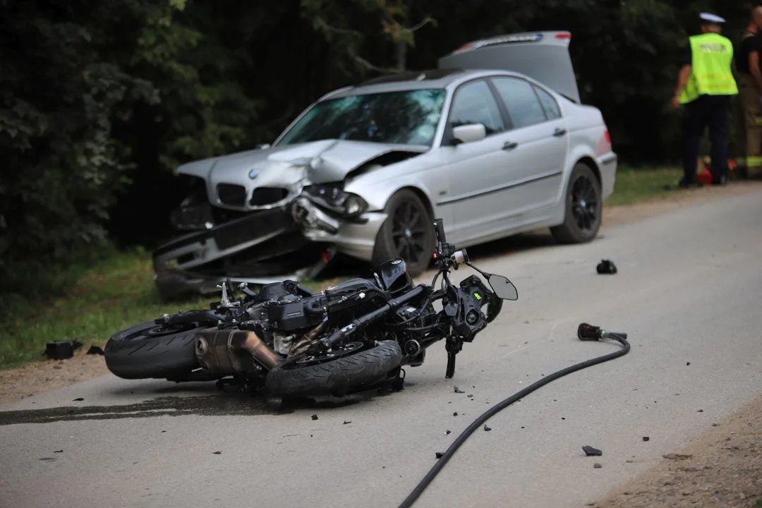 Poważny wypadek w Kutnie. Zderzenie motocykla z osobówką, jedna osoba ciężko ranna [ZDJĘCIA] - Zdjęcie główne
