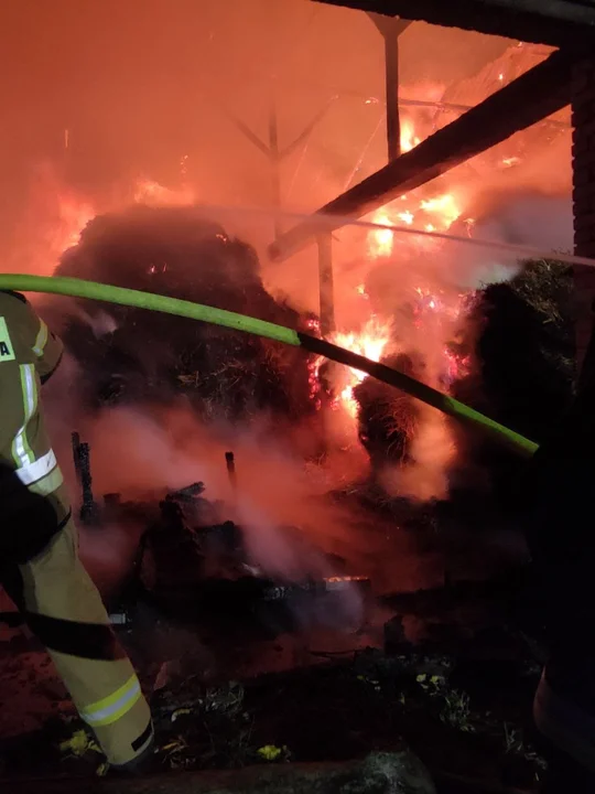 Pożar stodoły w miejscowości Osmólsk Górny. W akcji liczne siły straży pożarnej