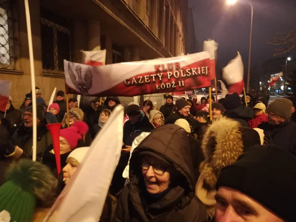 Pikieta pod siedzibą TVP3 w Łodzi. Zorganizowali ją działacze PiS - Zdjęcie główne
