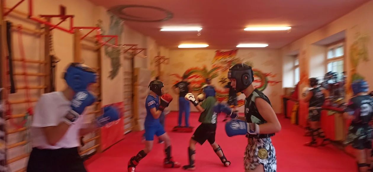 Kutnowscy kickboxerzy zdobyli cenną lekcję na wojewódzkich sparingach w Łodzi [ZDJĘCIA] - Zdjęcie główne