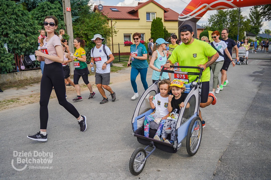 Młodsi i starsi pobiegli dla Ignasia. Rywalizacja i dobra zabawa na Gminnej ZaDyszce [FOTO] - Zdjęcie główne