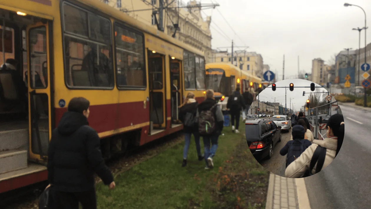 Tramwaje stanęły na Zachodniej. Pasażerowie musieli iść ulicą „To jest jakiś cyrk”