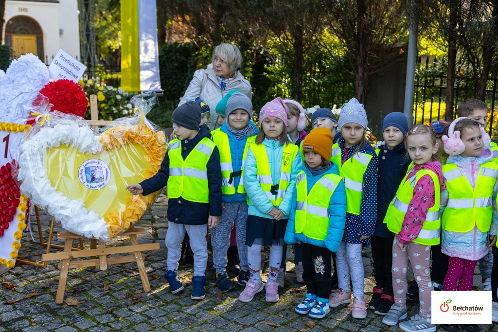 Dzieci udekorowały pomnik w centrum. Tak wyglądała akcja „Serduszka dla Jana Pawła II” [FOTO]