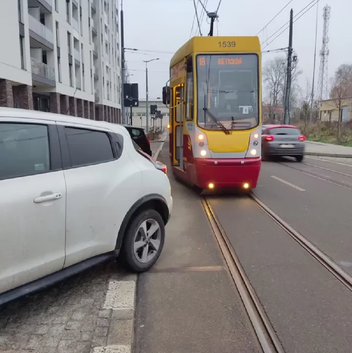 Nieprawidłowe parkowanie na torowisku - tramwaje MPK Łódź mają problem z przejazdem w tym miejscu