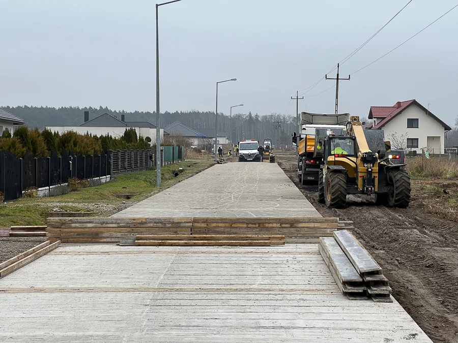 Betonują nową drogę koło Bełchatowa. ''Roboty spowolniła niespodzianka'' - Zdjęcie główne