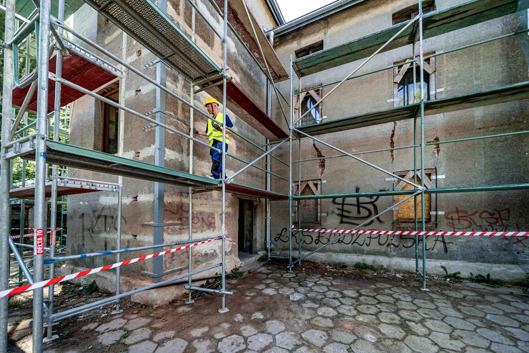 Famuły przy Wróblewskiego w Łodzi będą wyremontowane. Robotnicy już pracują [ZDJĘCIA] - Zdjęcie główne