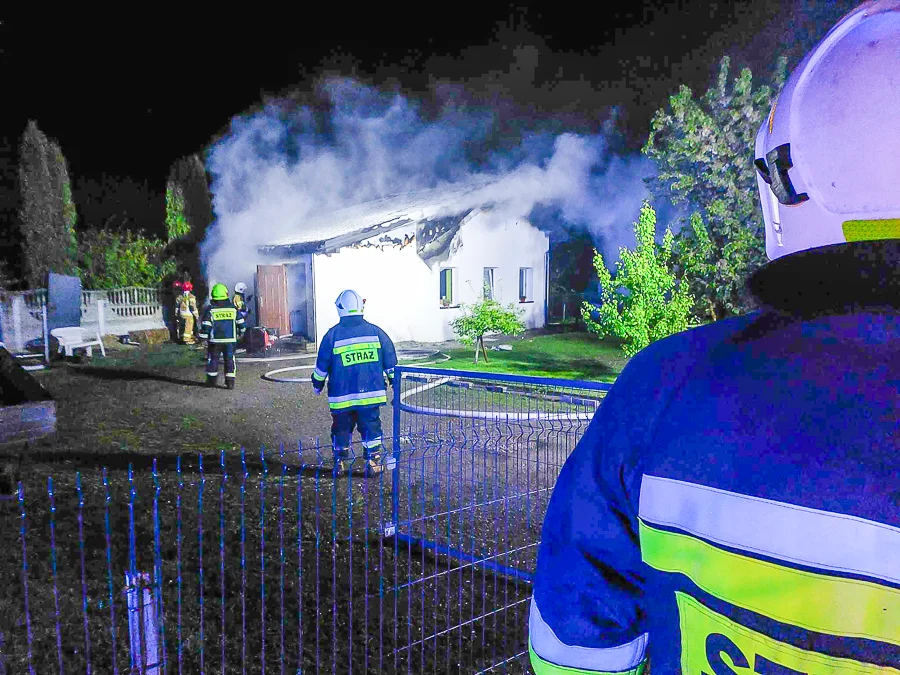 Trwa zbiórka po pożarze domu w Zelowie. „Cudem uniknęli śmierci” [FOTO] - Zdjęcie główne