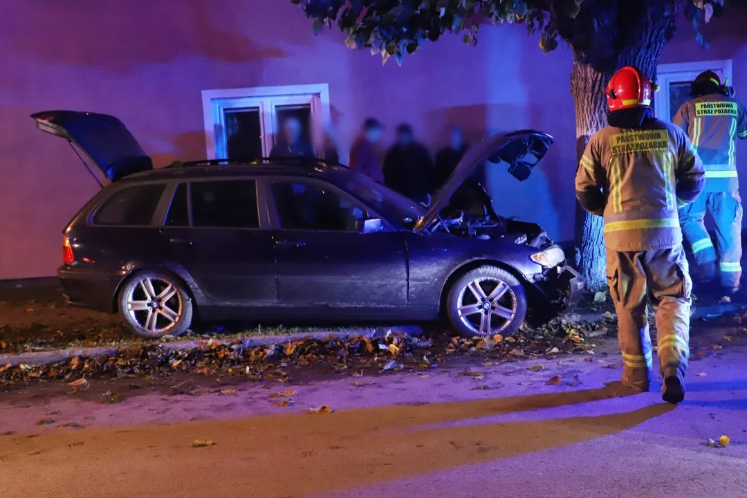 Samochód rozbity na drzewie. Akcja służb po wieczornej kraksie w Dąbrowicach [ZDJĘCIA] - Zdjęcie główne