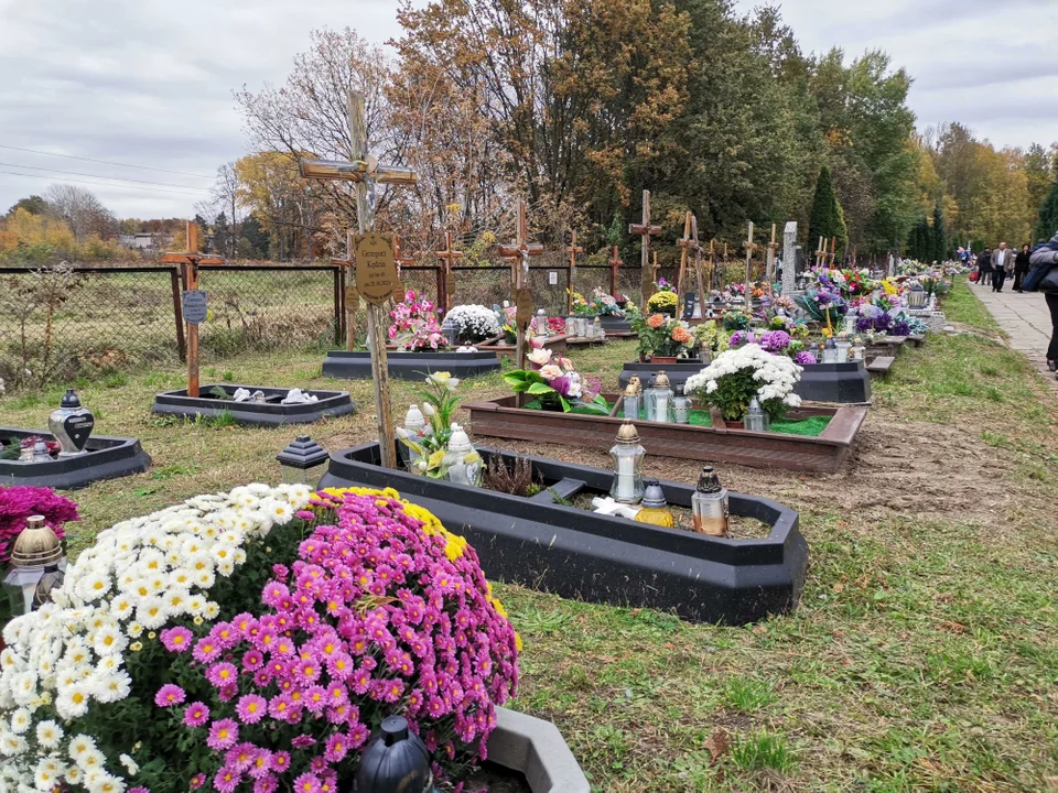 Dzień Wszystkich Świętych na cmentarzu komunalnym w Zgierzu