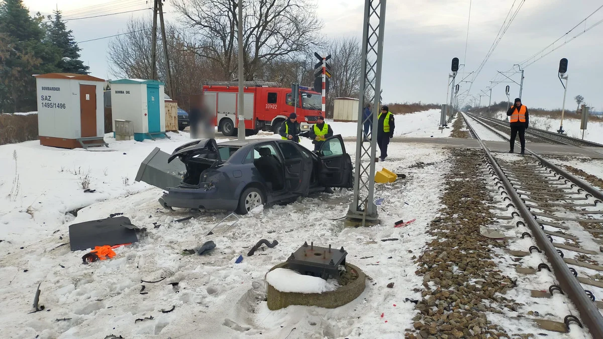 Audi staranowane przez pociąg. Groźny wypadek na przejeździe kolejowym