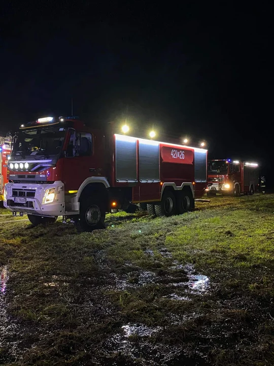 51 strażaków walczyło z pożarem, jaki wybuchł w budynku po starej szkole w miejscowości Łubno