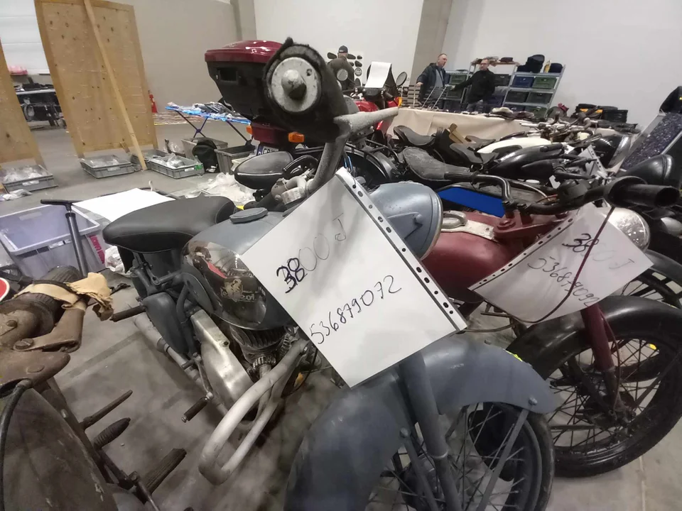 Tłumy Łodzian na Moto Weteran Bazar w Łodzi. Motocykle, broń, ubrania i starocie