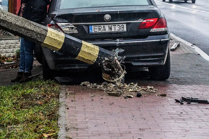 Wypadek w Grocholicach. Ciężarówka zderzyła się z BMW