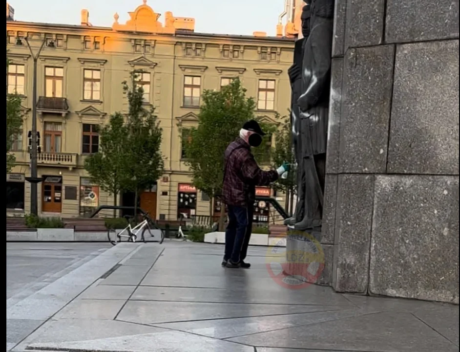 Łódź. Wandal znów zamazał sprejem pomnik Kościuszki na pl. Wolności - Zdjęcie główne