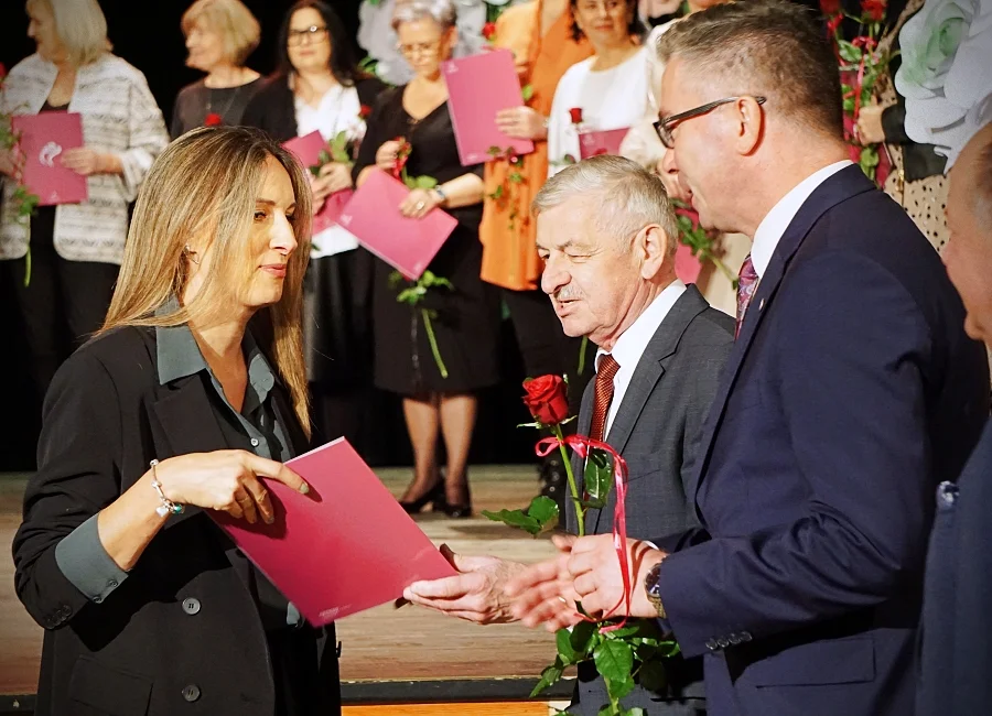 Prezydent Zbigniew Burzyński nagrodził nauczycieli i dyrektorów szkół