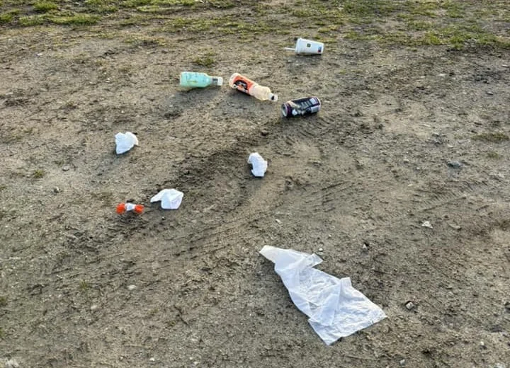 Śmieci przy boisku na osiedlu Podleśna. Czy będzie więcej kamer? [ZDJĘCIA] - Zdjęcie główne