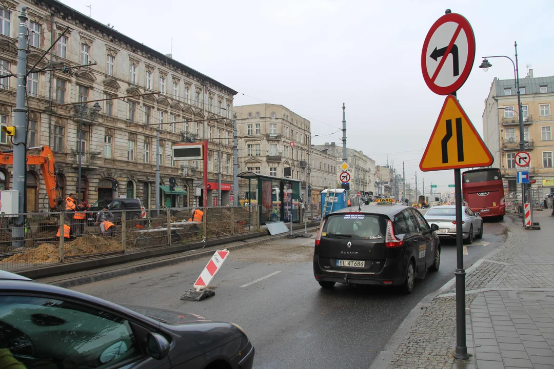 Trwa łączenie nowego torowiska ze starym przy ul.Legionów w Łodzi