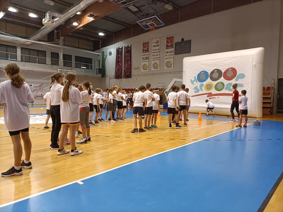 Kutnowscy uczniowie uczestniczyli w projekcie edukacyjno-sportowym pn. „Hooop - Spoort - Lekkoatletyczna Akademia Artura Partyki”