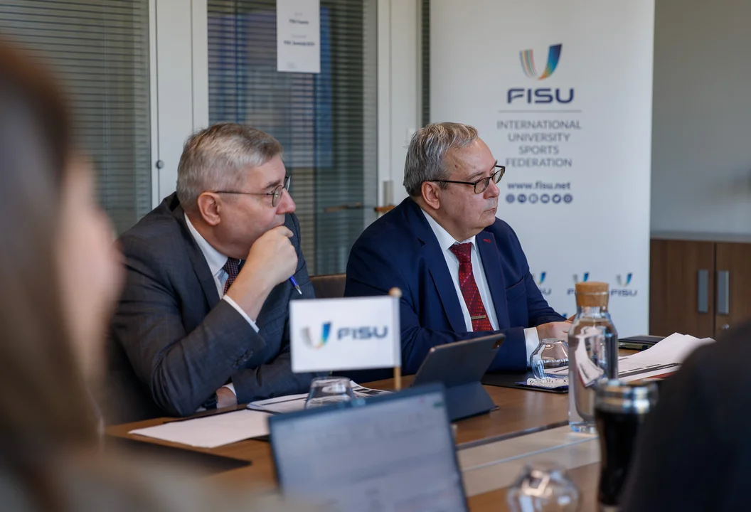Grzegorz Ganowicz i Piotr Kuś podczas prezentacji Miasta Poznań w siedzibie FISU