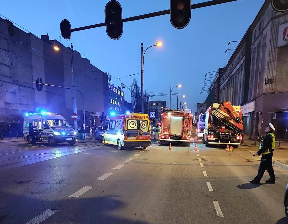 Wypadek w centrum Łodzi. Dwie osoby zostały ranne. Zablokowany ruch tramwajów i autobusów MPK [ZDJĘCIA] - Zdjęcie główne