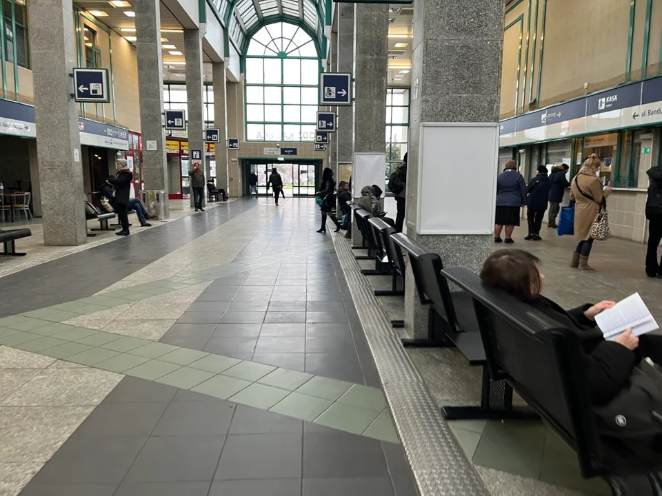 Pasażerowie dworca Kaliskiego zamiast w budynku poczekają w kontenerze.  Zobacz jak przebiegnie remont - Zdjęcie główne