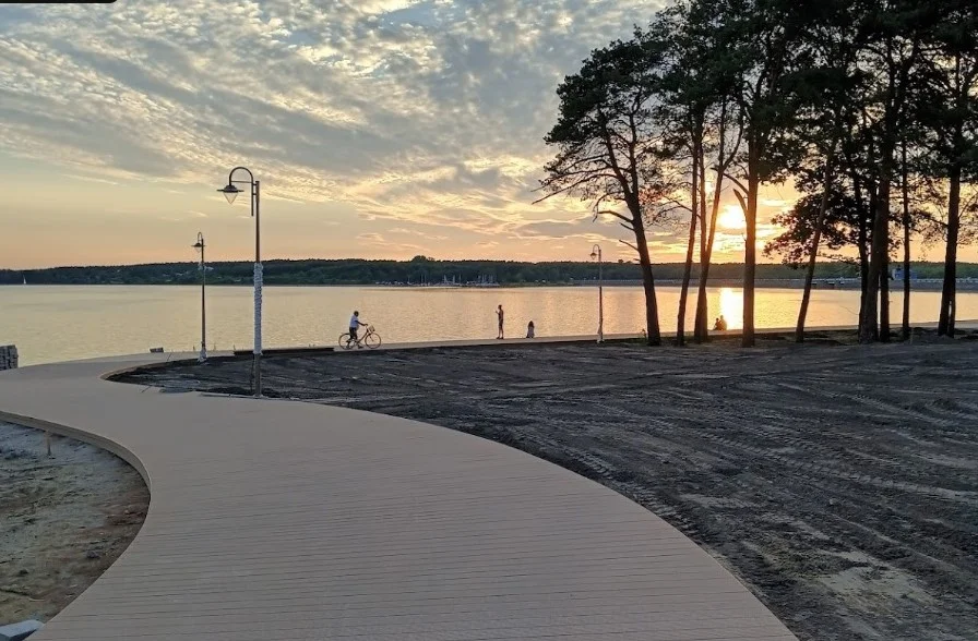 Promenada jak nad morzem, szeroka plaża i molo. Zrewitalizowane nabrzeże w Smardzewicach poleca się na wakacje [ZDJĘCIA] - Zdjęcie główne