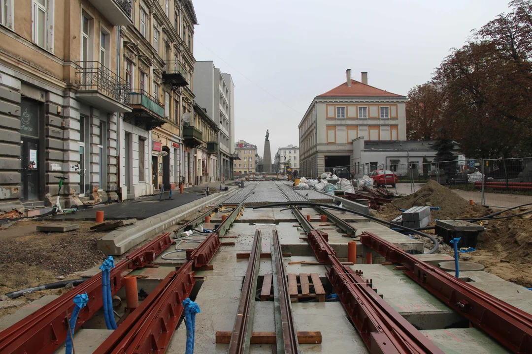 Trwa łączenie nowego torowiska ze starym przy ul.Legionów w Łodzi