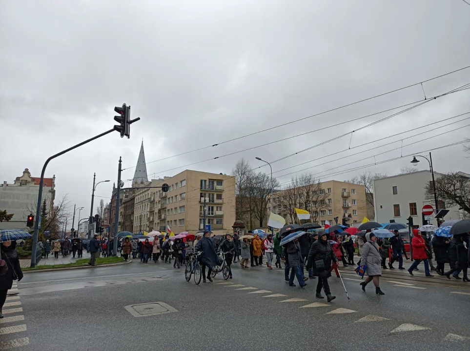 Marsz papieski w Łodzi. Setki łodzian ruszyło ulicami miasta [zdjęcia]