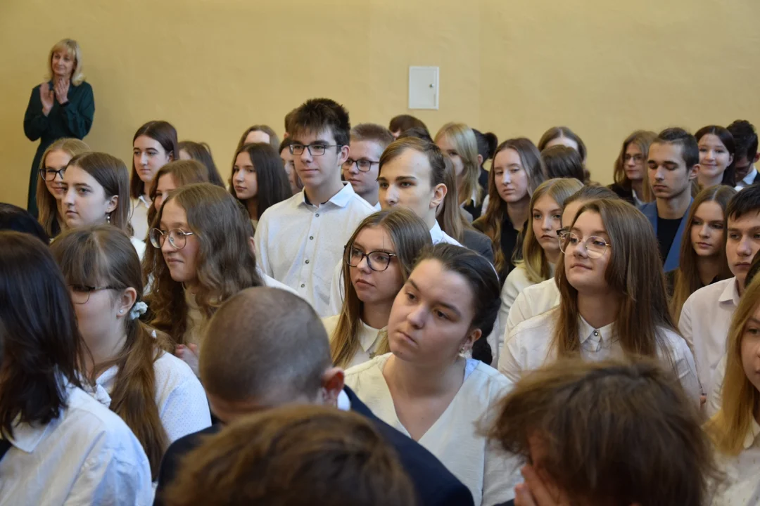 Ślubowanie klas pierwszych i Święto Patrona Szkoły w "Kasprowiczu"