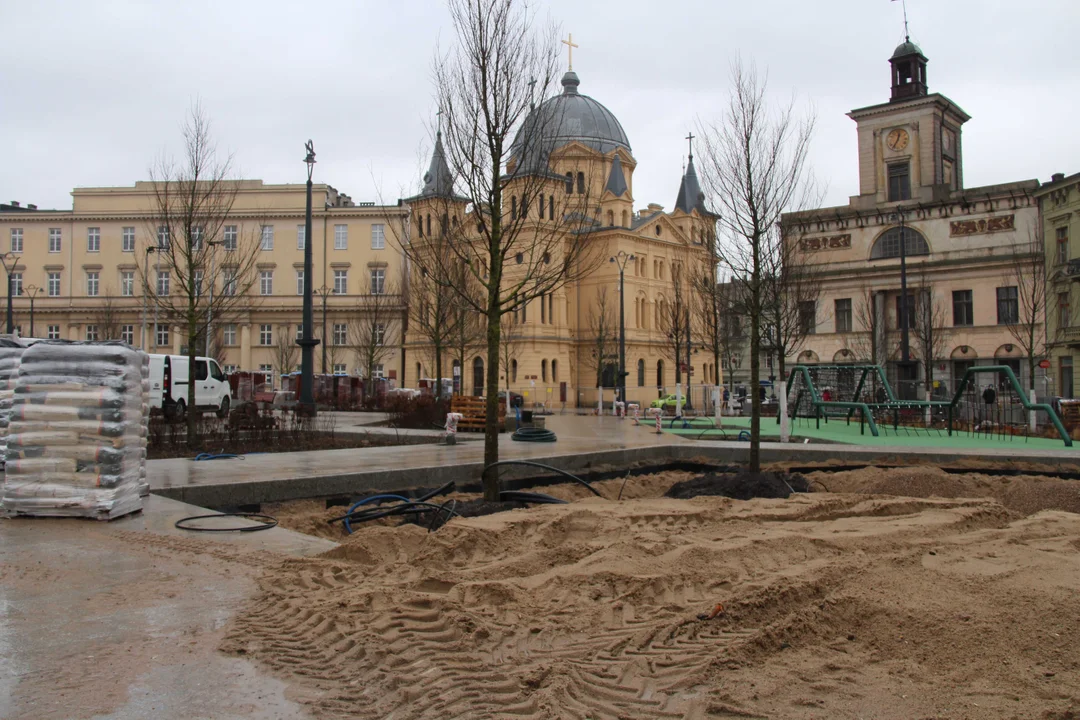 Plac Wolności w Łodzi wciąż placem budowy