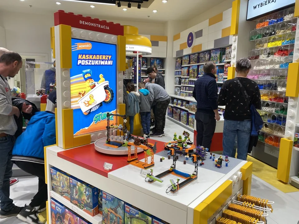 Ta kolejka pobiła rekordy! Setki fanów na otwarciu sklepu Lego w Manufakturze [zdjęcia| wideo] - Zdjęcie główne