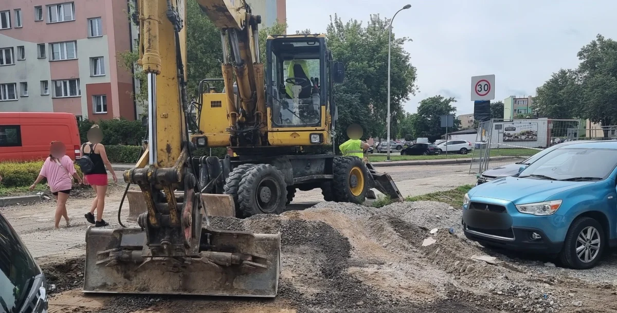 Drogowcy wrócili na ul. Na Skarpie. Prace trwają, choć w mniejszym zakresie [ZDJĘCIA] - Zdjęcie główne