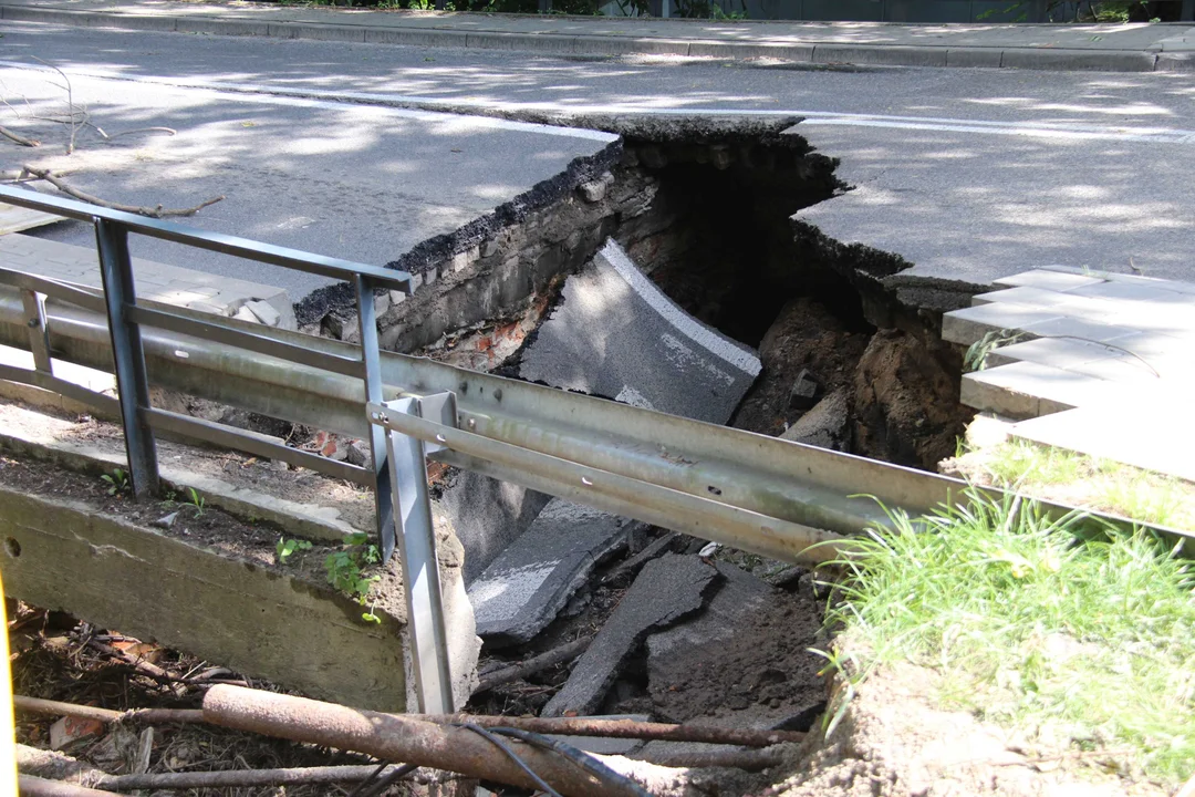 Zawalony most nad rzeką Bałutką trzeba będzie zbudować od nowa. Mieszkańcy boją się o termin odbudowy [ZDJĘCIA] - Zdjęcie główne