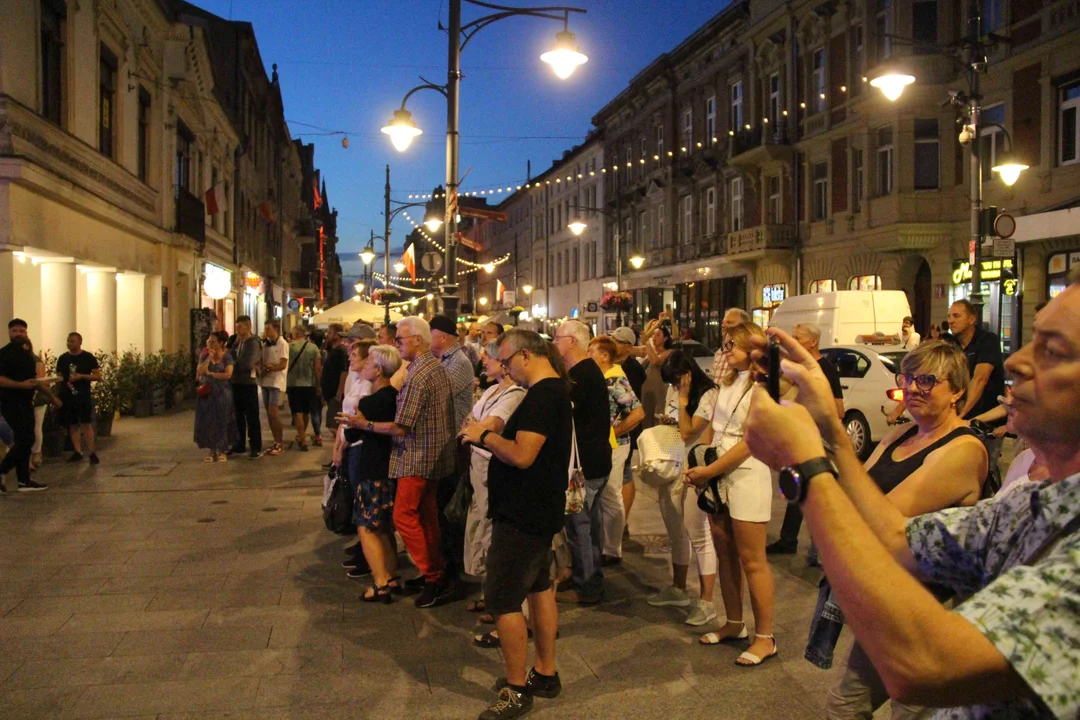 Wieczorowa Piotrkowska robi wrażenie!  Tak odpoczywamy na jednej z najsłynniejszych ulic w Polsce