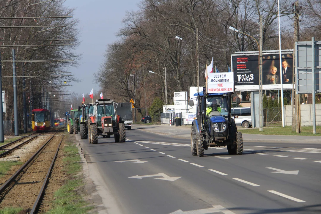 Protest rolników w Łodzi - skrzyżowanie Aleksandrowska/Szczecińska