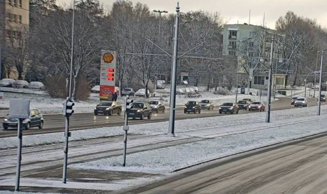 Pierwszy śnieg w Łodzi. W wielu miejscach zrobiło naprawdę biało. Jak wygląda sytuacja na drogach? [ZDJĘCIA] - Zdjęcie główne
