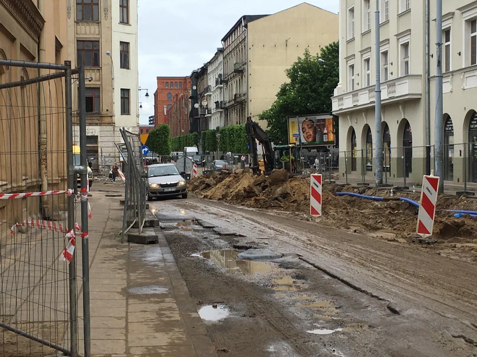 Chaos na ulicy Legionów w Łodzi. Kierowcy jadący pod prąd, błoto i wielki hałas