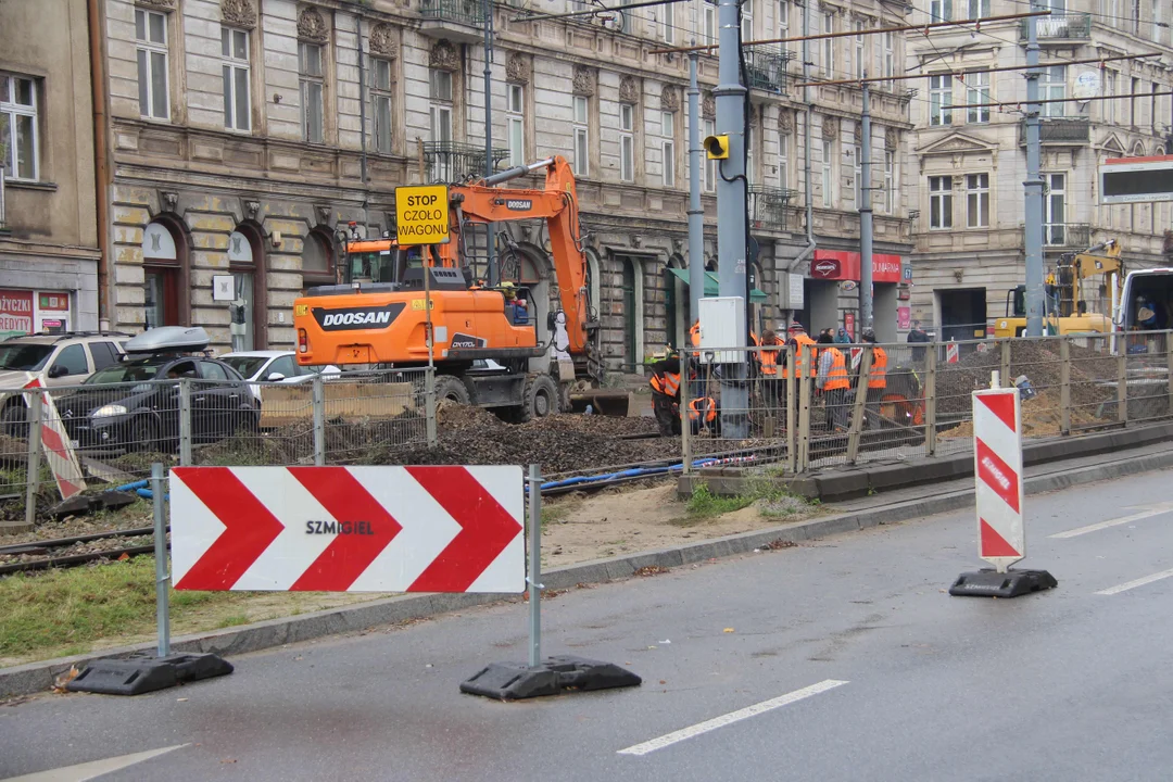 Trwa łączenie nowego torowiska ze starym przy ul.Legionów w Łodzi