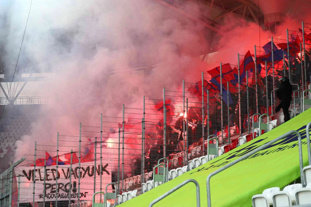 Mecz ŁKS Łódź z Rakowem Częstochowa. Kibice gości odpalili na stadionie race [ZDJĘCIA] - Zdjęcie główne
