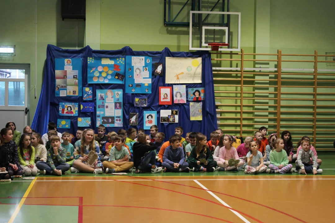 Wizyta w Szkole Podstawowej nr 4 im. Mikołaja Kopernika w Kutnie z okazji Roku Patrona Szkoły [ZDJĘCIA] - Zdjęcie główne