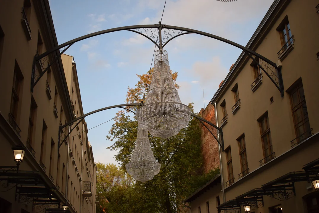 Żyrandole na podwórku przy Piotrkowskiej