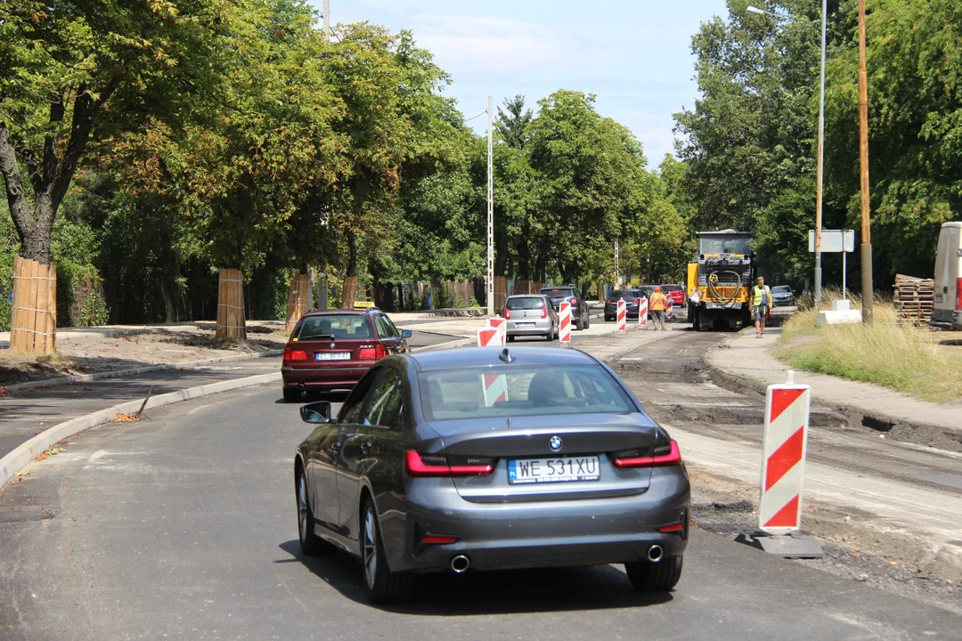 Słup na środku drogi rowerowej na Krakowskiej