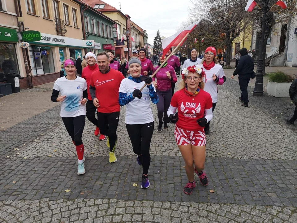 Świętowali na sportowo. Biegacze z Kutna oddali hołd polskim bohaterom [ZDJĘCIA] - Zdjęcie główne