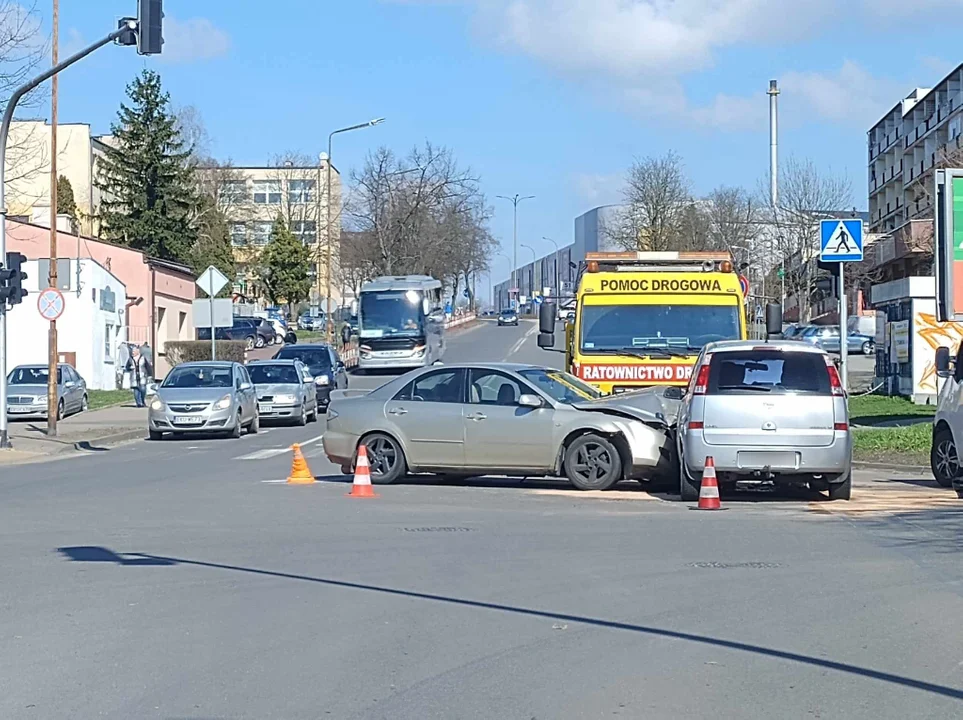 Kraksa na skrzyżowaniu w Kutnie. Kobieta zabrana do szpitala