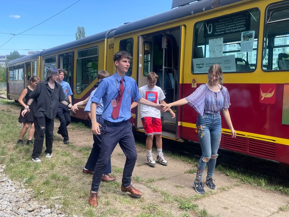 Niezwykła akcja miłośników starych tramwajów w Łodzi. Tańczyli z pasażerami - Zdjęcie główne