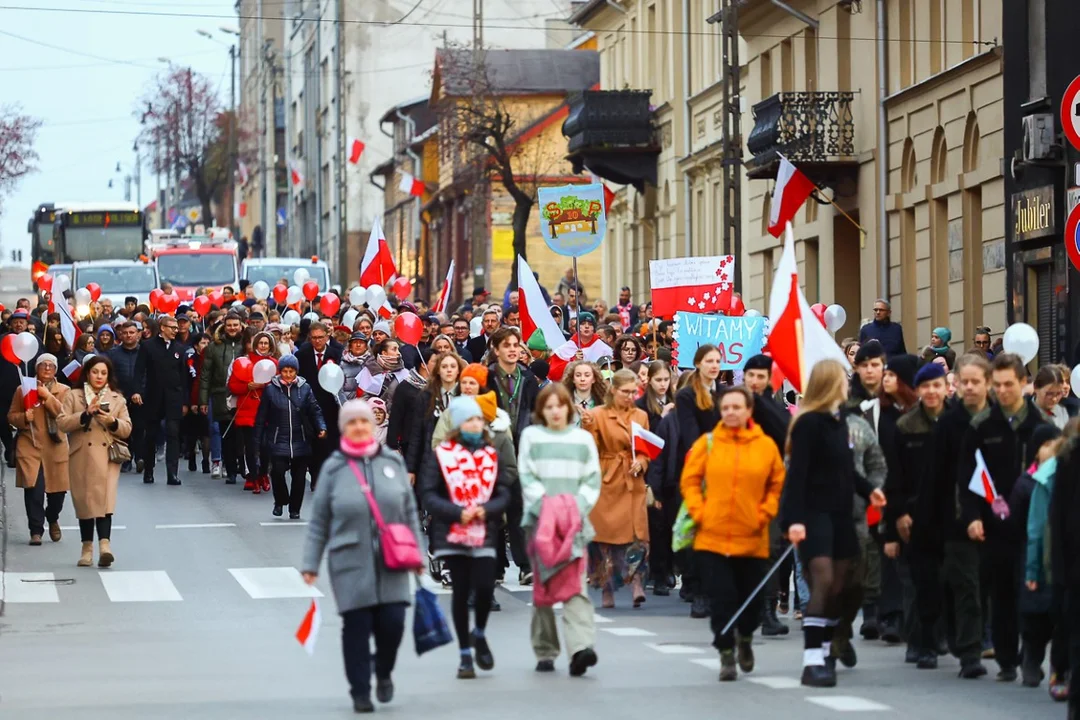 Pochody 11 listopada w Zgierzu. Mieszkańcy tłumnie uczestniczyli w uroczystościach Święta Niepodległości.