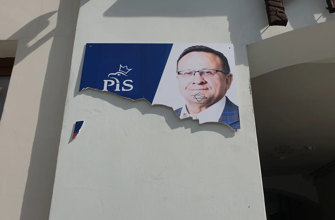 Wulgaryzmy i zniszczony baner na budynku biura poselskiego w Zgierzu. „Platforma Obywatelska epatuje agresją” [ZDJĘCIA] - Zdjęcie główne